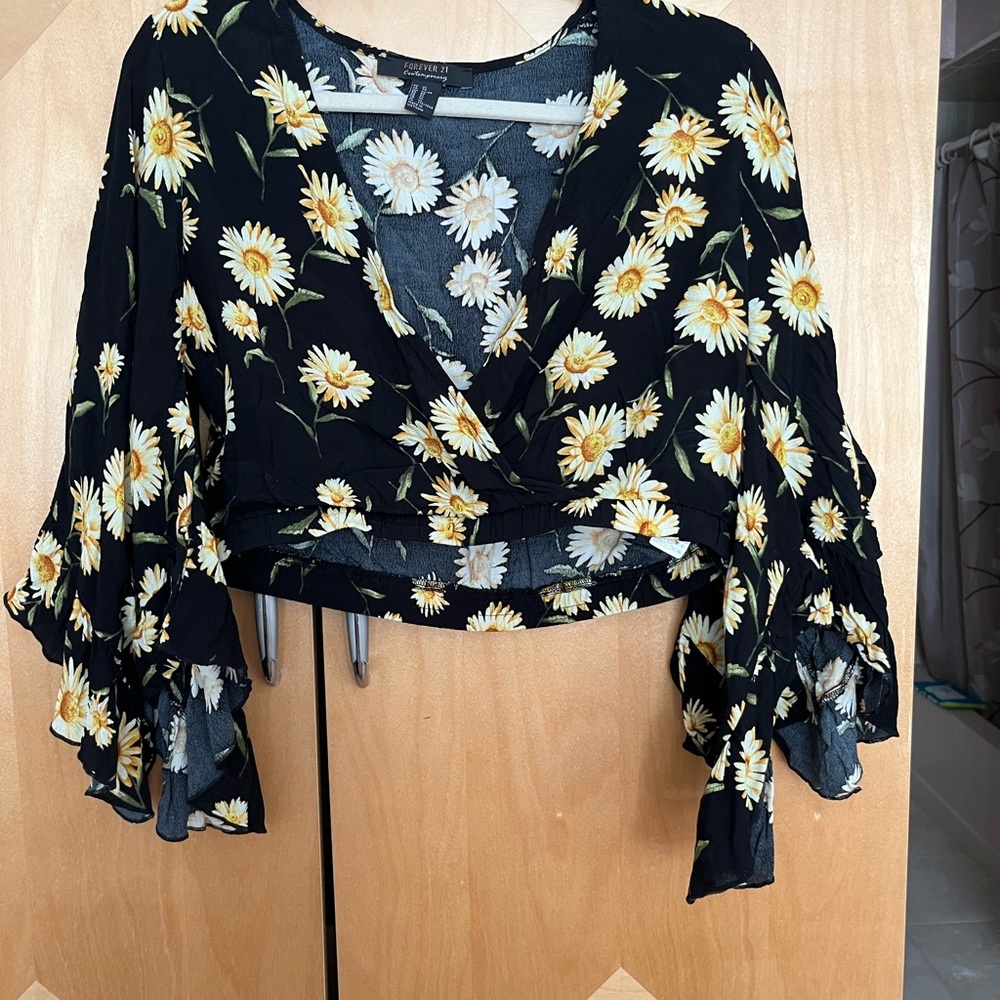 Midriff with flowy sleeves